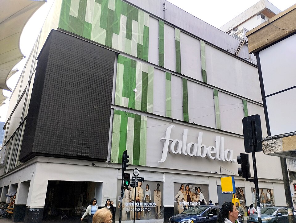 Fachada de la tienda Falabella en calle Barros Arana de Concepción.