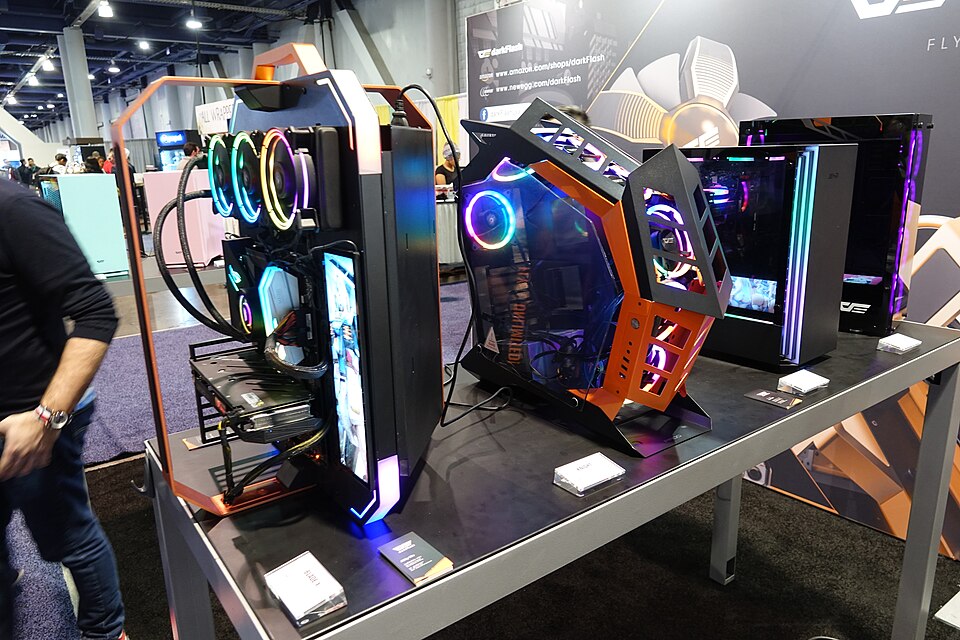 Equipos de computador preparados en un espacio de juegos.