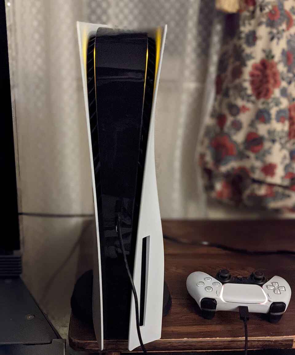 Consola PlayStation 5 junto a su control DualSense.