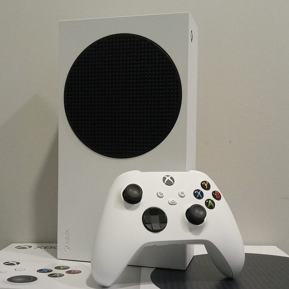 Consola Xbox Series S blanca junto al control inalámbrico.